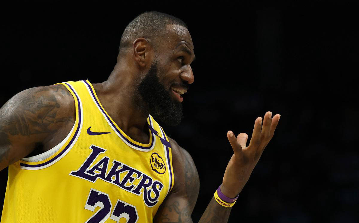 詹姆斯回归赛场，势不可挡首场状态亮眼，切尔西观众沸腾！